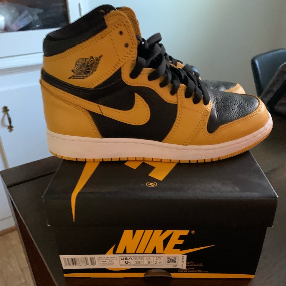 Pollen/White/Black Air Jordan 1